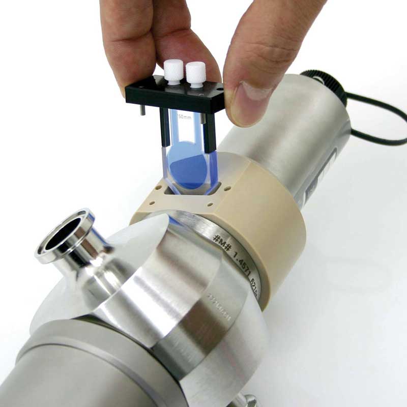 Demostración de la cubeta de calibración de optek siendo insertada en un sensor UV AF45