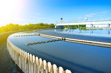 Nachklärbecken in einer Abwasserbehandlungsanlage